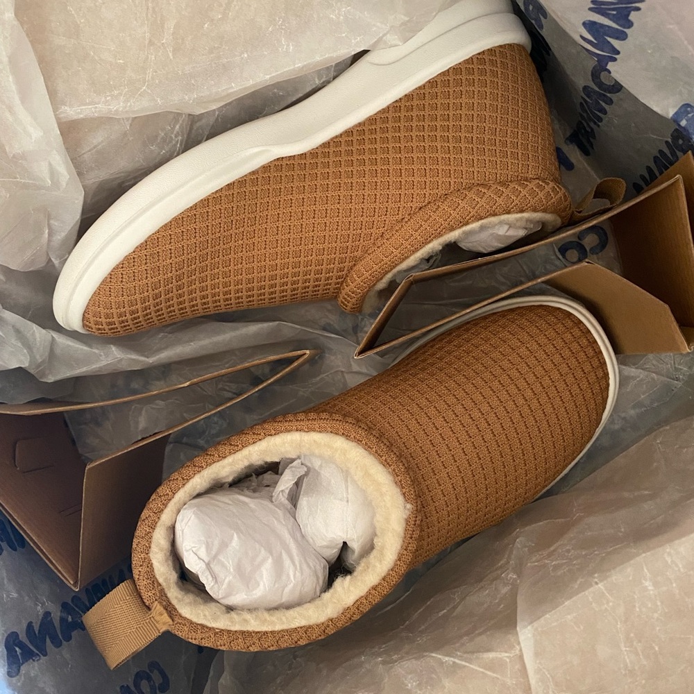 Lusso Cloud Sherp in Chestnut. Women’s 8. New in Box.